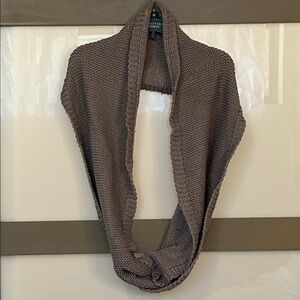 Elegant Gray Knit Scarf